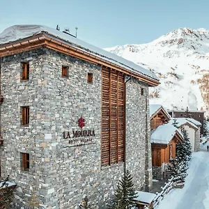 https://hotel-village-la-mourra.hotels-rhonealpes.com